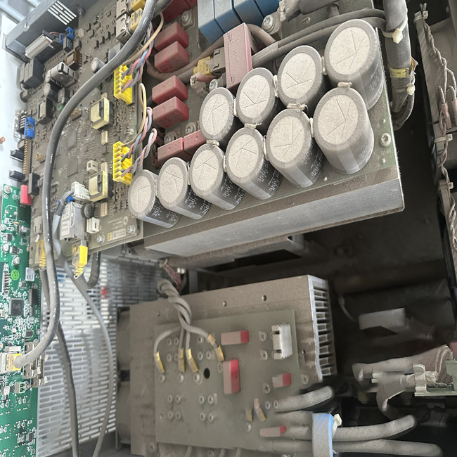 拓普康直流電源TP.C.10KW系列維修-負載能力差維修方法 故障現象一：電源負載能力差 電源負載能力差是一個常見的故障，一般都是出現在老式或是工作時間長的電源中，主要原因是各元器件老化，開關管的工作不穩定，沒有及時進行散熱等。此外還有穩壓二極管發熱漏電，整流二極管損壞等。 維修方法：用萬用表著重檢查一下穩壓二極管，高壓濾波電容，限流電阻有無變質等再仔細檢查一下電路板上的所有焊點是否開焊，虛接等。把開焊的焊點重新焊牢，更換變質的元器件，一般故障即可排除。 故障現象：無直流電壓輸出，但保險絲完好 這種現象說明開關電源未工作，或者工作后進入了保護狀態。 維修方法：首先應判斷一下開關電源的主控芯片UC3842是否處在工作狀態或已經損壞。判斷方法是這樣的：加電測UC3842的第7腳對地電壓，若測第8腳有+5V電壓，1，2，4，6腳也有不同的電壓，則說明電路已起振，UC3842基本正常;若7腳電壓低，其余管腳無電壓或不波動，則UC3842已損壞。UC3842芯片損壞最常見的是6，7腳對地擊穿，5，7腳對地擊穿和1，7腳對地擊穿。如果這幾只腳都為擊穿，而開關電源還是不能正常啟動，則UC3842必壞，應直接更換。若判斷芯片未壞，則就著重檢查開關功率管的柵極(G極)的`限流電阻是否開焊，虛接，變值，變質以及開關功率管本身是否性能不良。除此之外，電源輸出線也有可能斷線或接觸不良也會造成這種故障。因此在維修時也應注意檢查一下。