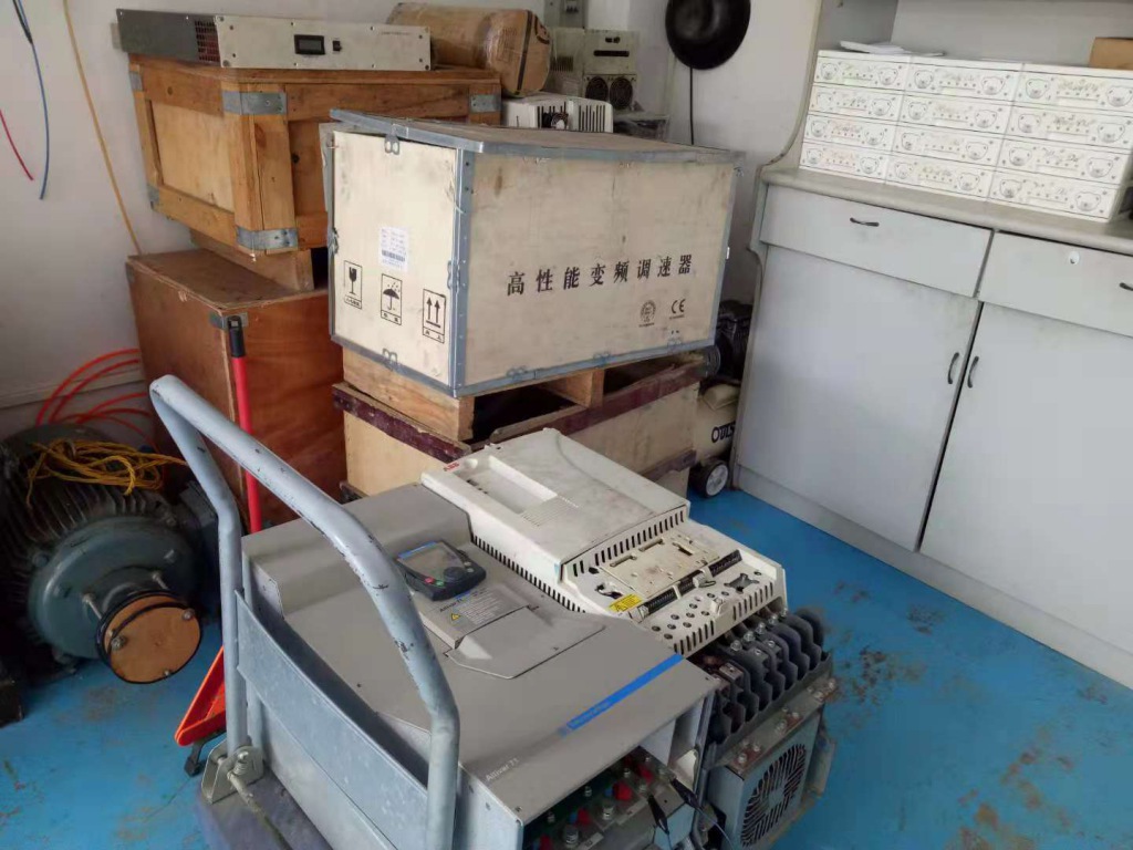 測(cè)試盒是自己開(kāi)發(fā)的，用它干什么？ 英國(guó)Gsi公司的cw600激光電源，在上一代激光雕刻設(shè)備中多有應(yīng)用，現(xiàn)在任然在生產(chǎn)制造商發(fā)揮作重要作用。Cw600的控制器是cw200，由于牽涉到很多外部檢測(cè)，維修現(xiàn)場(chǎng)是無(wú)法帶載測(cè)試的，這個(gè)控制盒就是針對(duì)激光電源維修二開(kāi)發(fā)的。 Gsi cw600電源輸出最大可達(dá)18-22a，一般雕刻時(shí)用十幾個(gè)安培，由于啟動(dòng)時(shí)燈管超高阻抗，必須提升電壓才能點(diǎn)亮燈管，這個(gè)提升高壓達(dá)1000v左右，測(cè)試盒可以在電源電壓提升了接通假負(fù)載，5kw的假負(fù)載，可將輸出電流提高到9.5a左右。可以說(shuō)，如果過(guò)得了測(cè)試，電源維修成功率可高達(dá)95%以上，是維修這個(gè)電源的法寶。